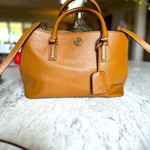 GORGEOUS AND LIKE NEW TORY BURCH CAMEL COLORED HAND BAG W/SHOULDER STRAP..